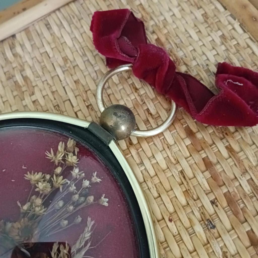 Très joli cadre vintage fleurs séchées verre bombé