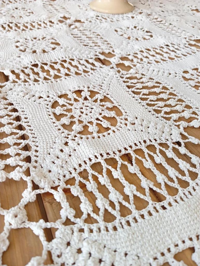 Très jolie ancienne nappe ou jetée de canapé