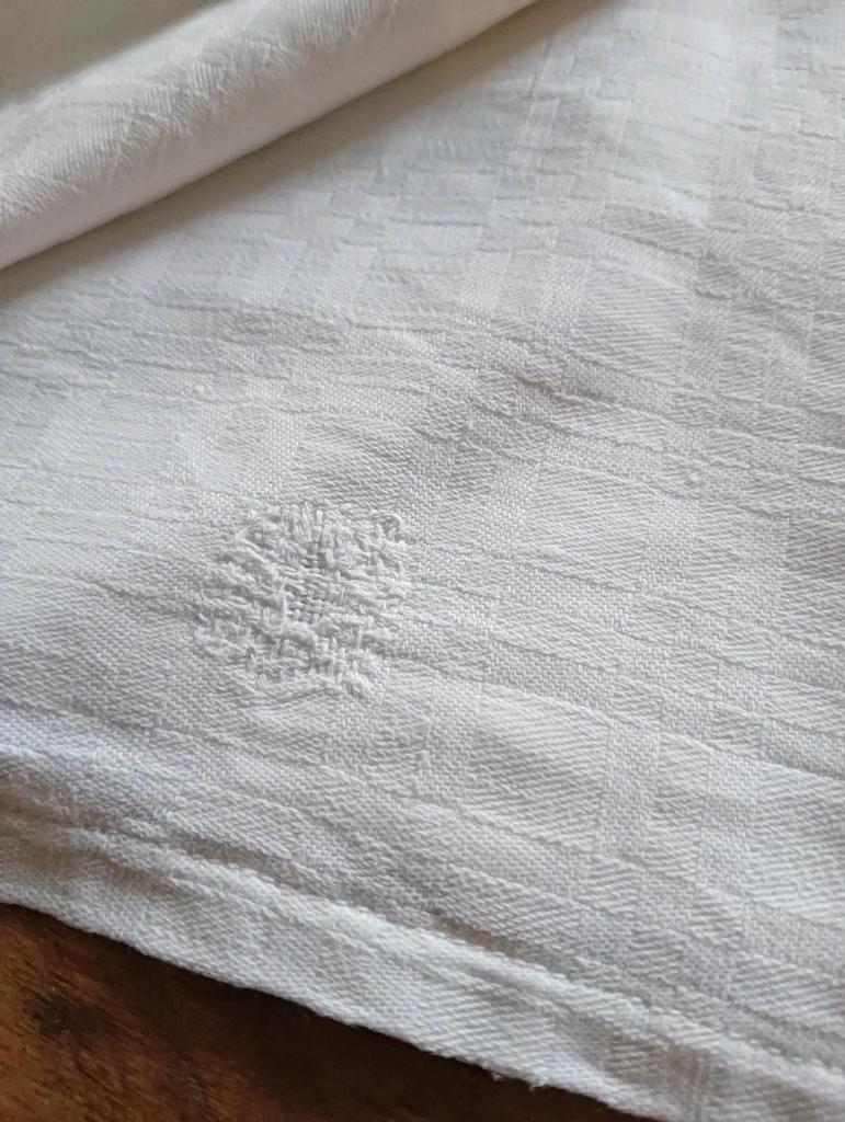 Ancienne nappe damassée