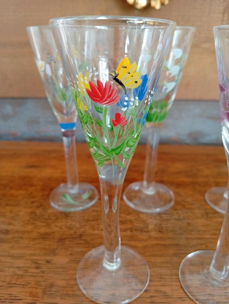 Très jolis verres à liqueur