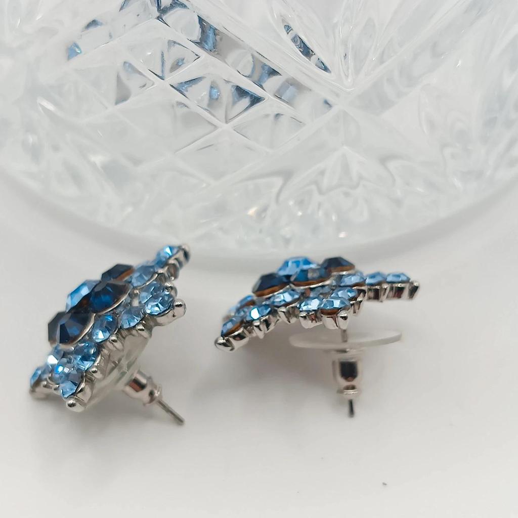 Très jolie paire de boucles d'oreilles fantaisie strass bleu