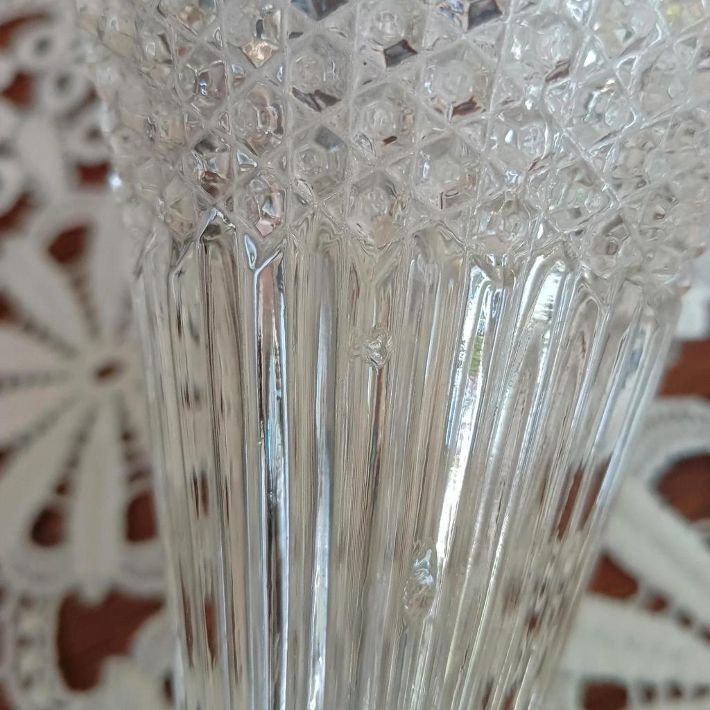 Très joli vase cornet