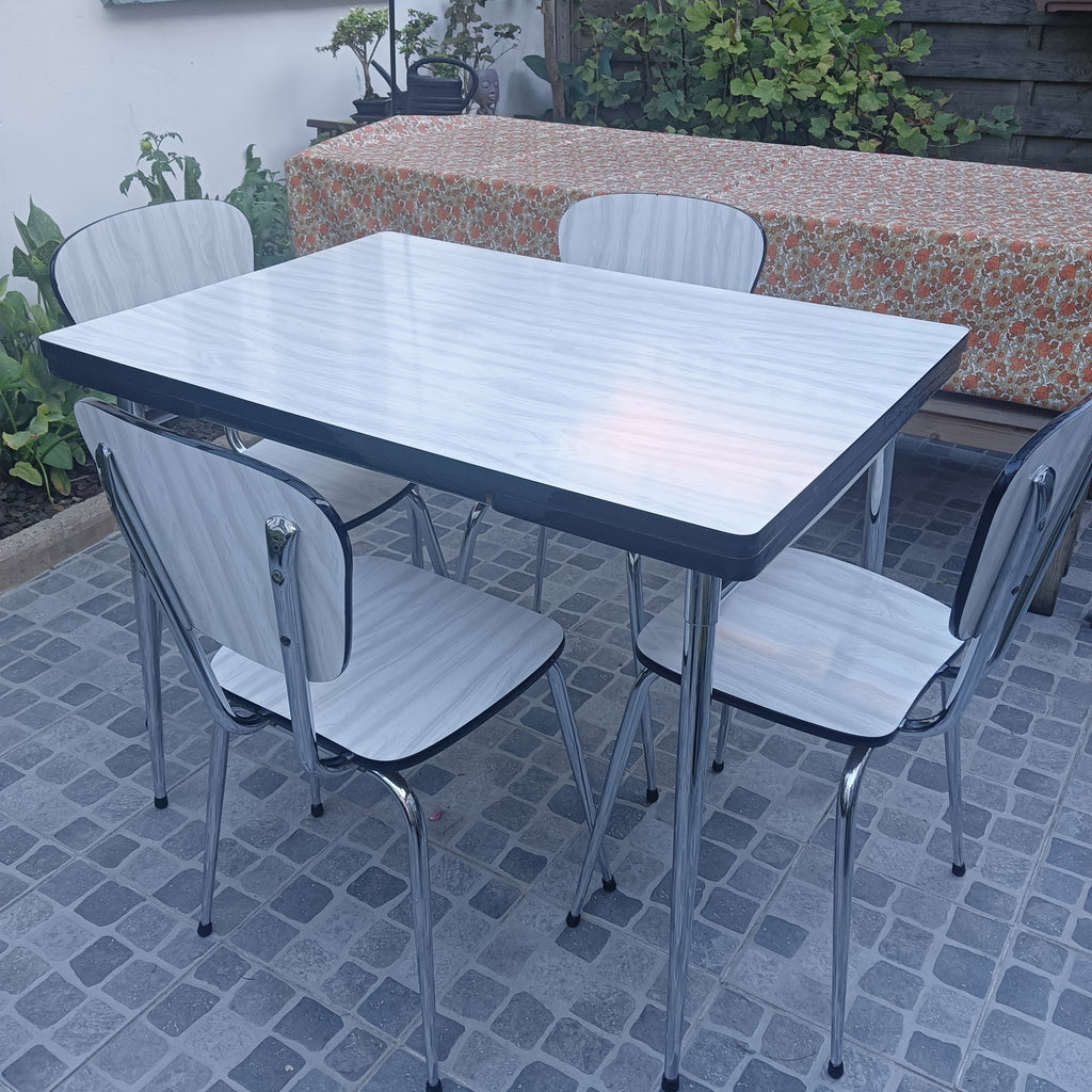 Lot de table et chaises en formica