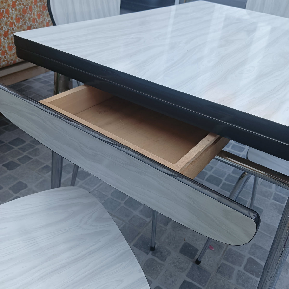 Lot de table et chaises en formica