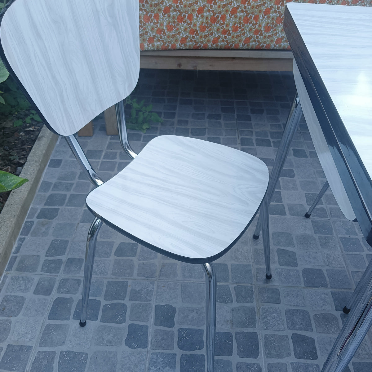 Lot de table et chaises en formica