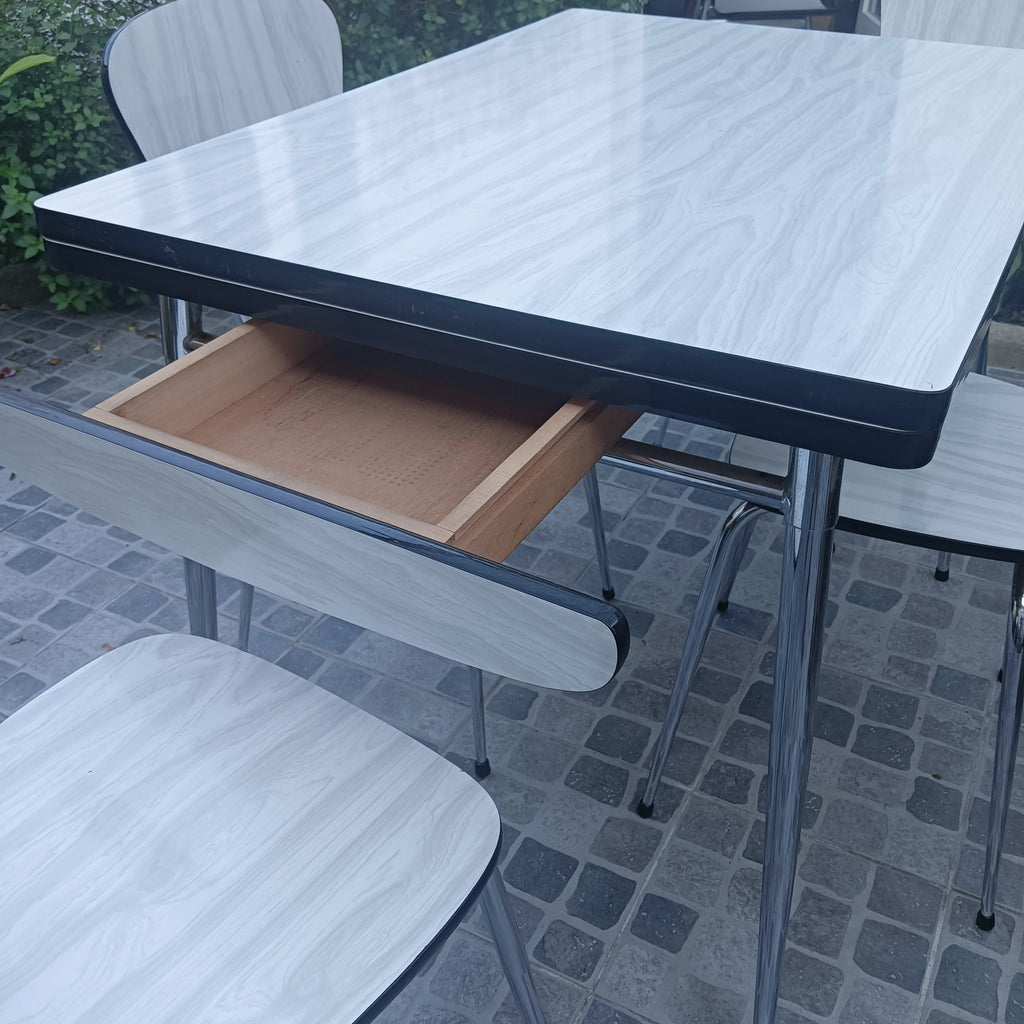 Lot de table et chaises en formica