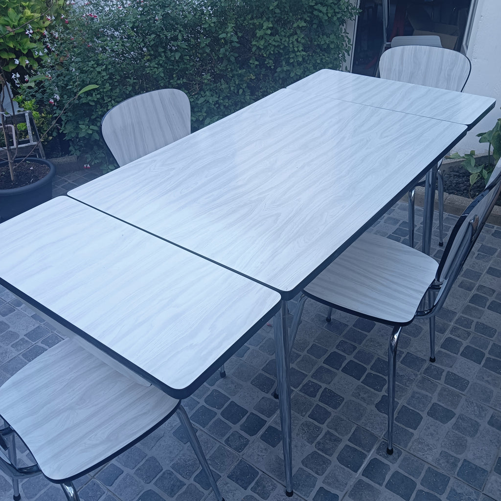 Lot de table et chaises en formica