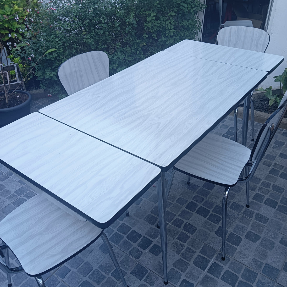 Lot de table et chaises en formica