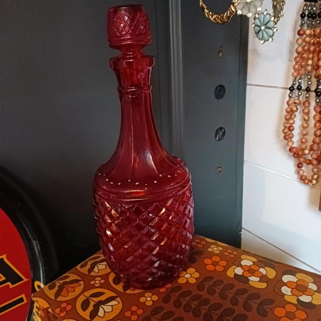 Très jolie ancienne carafe en verre rouge