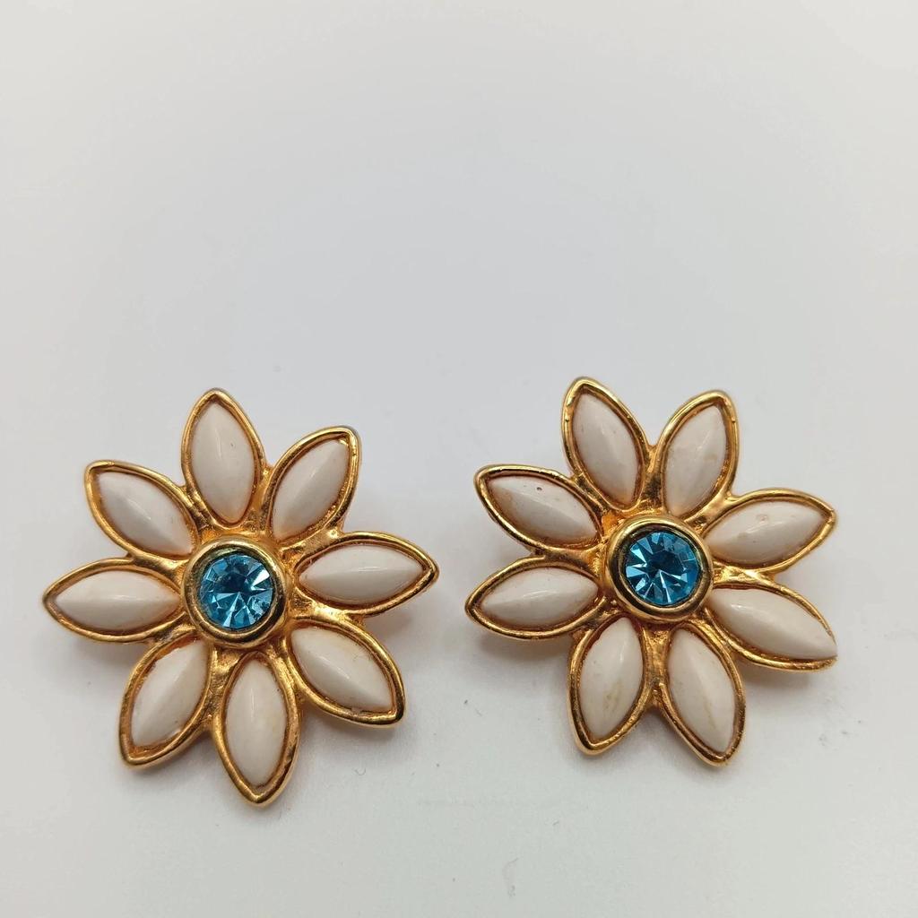 Très jolie paire de boucles d'oreilles fantaisie vintage