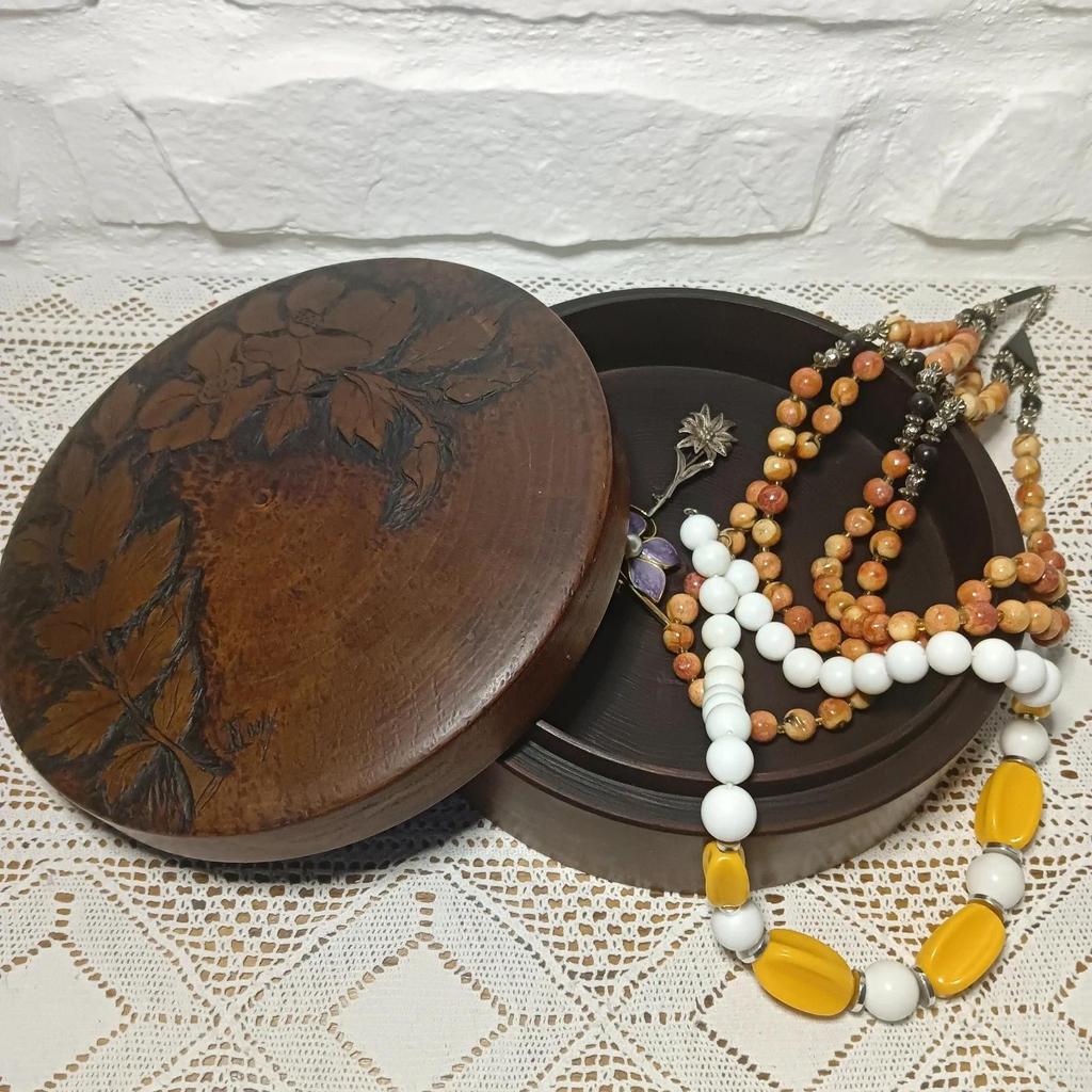 Très jolie ancienne boîte à bijoux