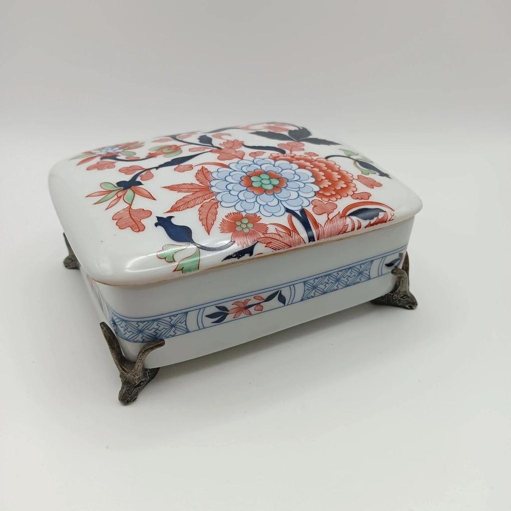 Très jolie bonbonnière vintage en porcelaine sur 4 pieds en métal
