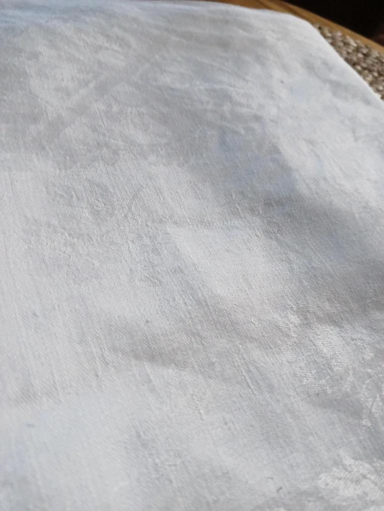 Ancienne nappe damassée avec monogramme
