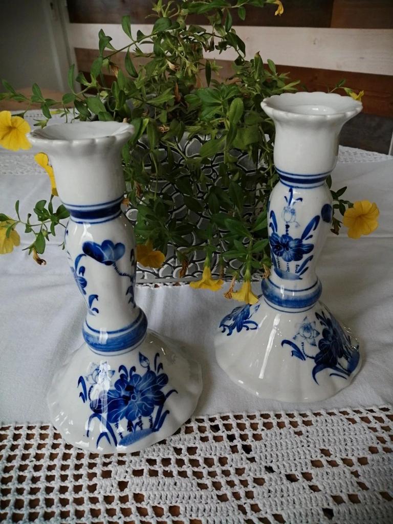 Ancienne paire de bougeoirs en faïence
