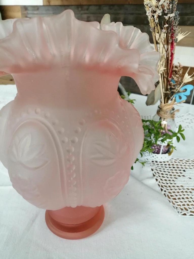 Ancien vase art déco en verre dépoli rose
