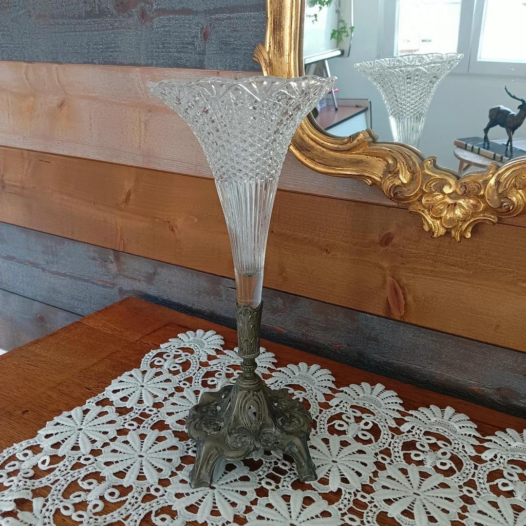 Très joli vase cornet