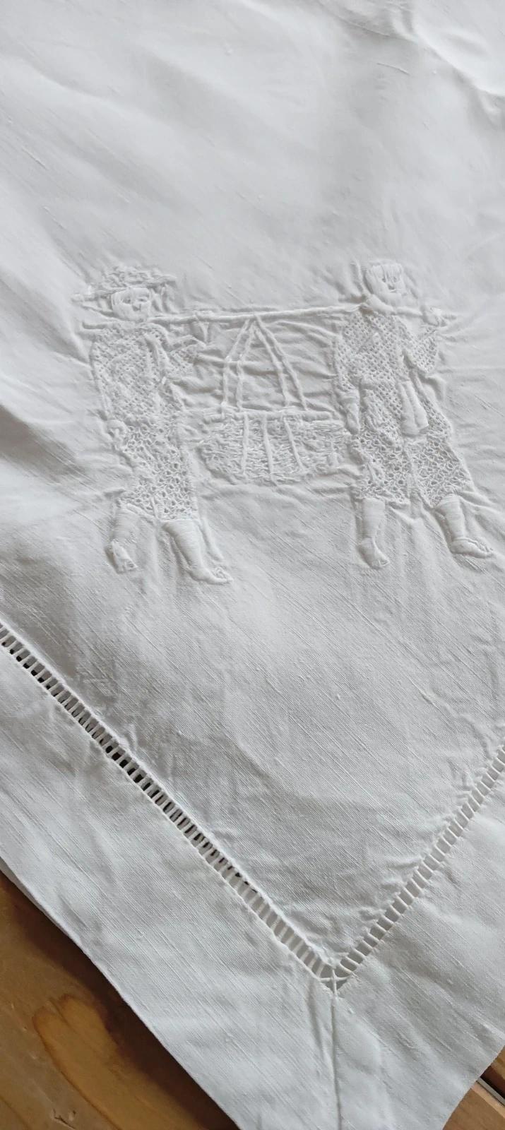 Très jolie ancienne nappe avec motifs asiatiques