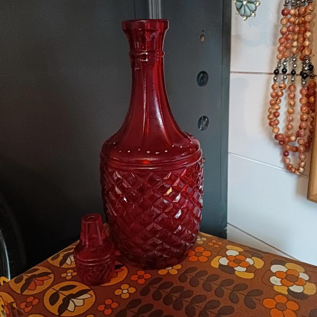 Très jolie ancienne carafe en verre rouge