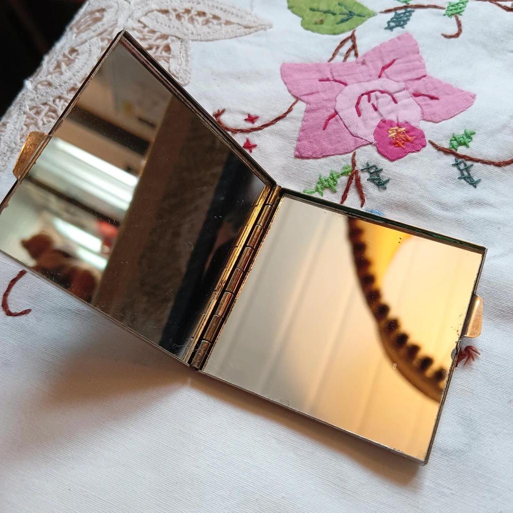 Très joli ancien miroir de poche vintage