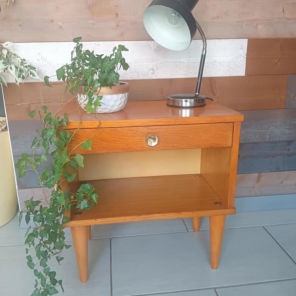 Très élégante table de chevet vintage