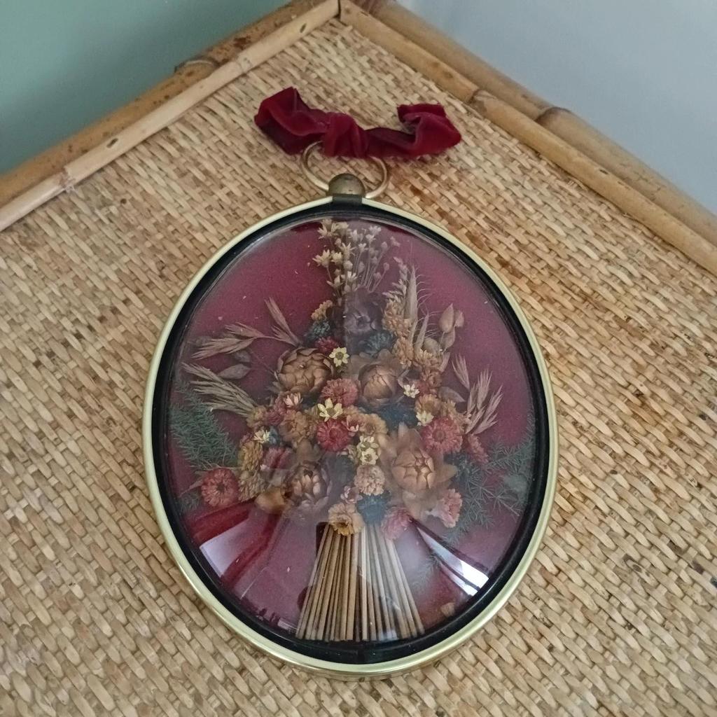 Très joli cadre vintage fleurs séchées verre bombé
