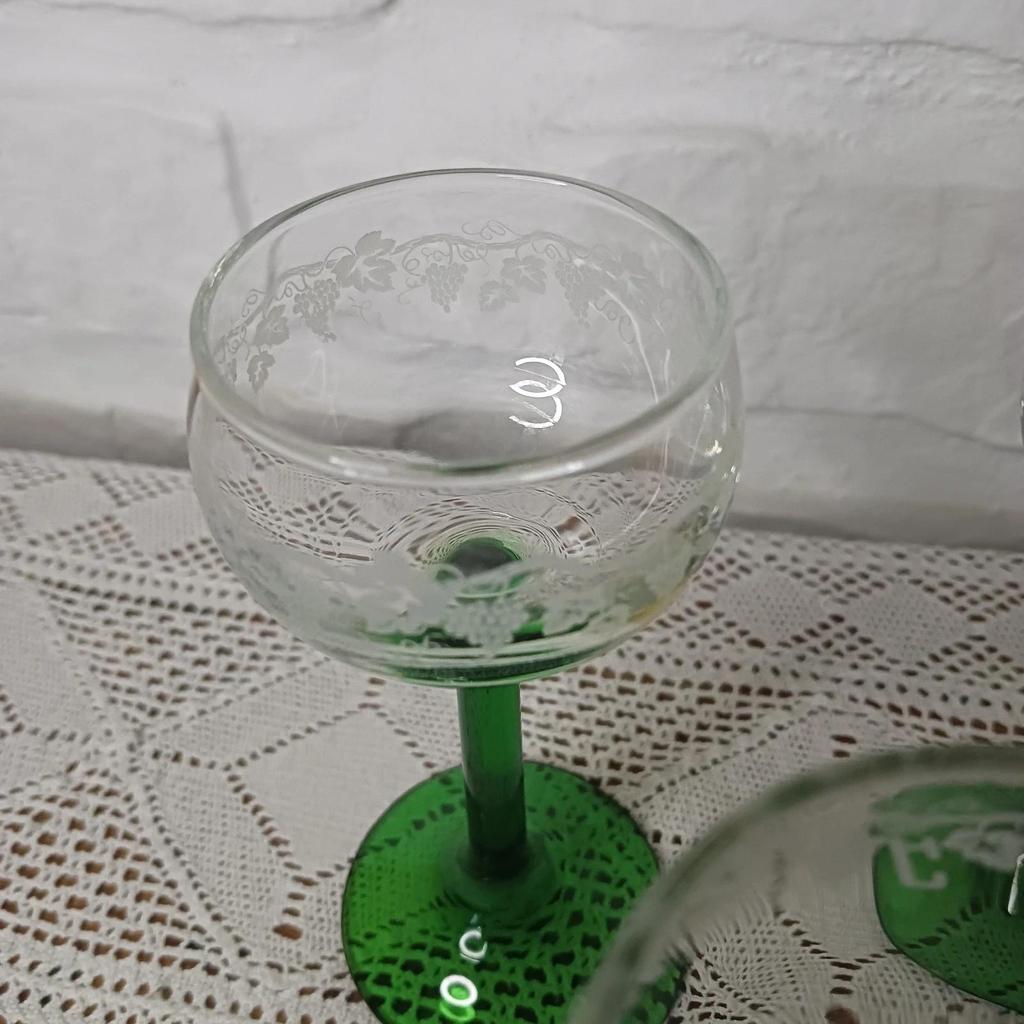 Très jolis verres à vin ou liqueur vintage