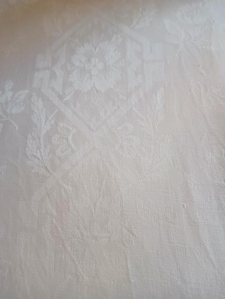 Ancienne nappe damassée avec monogramme