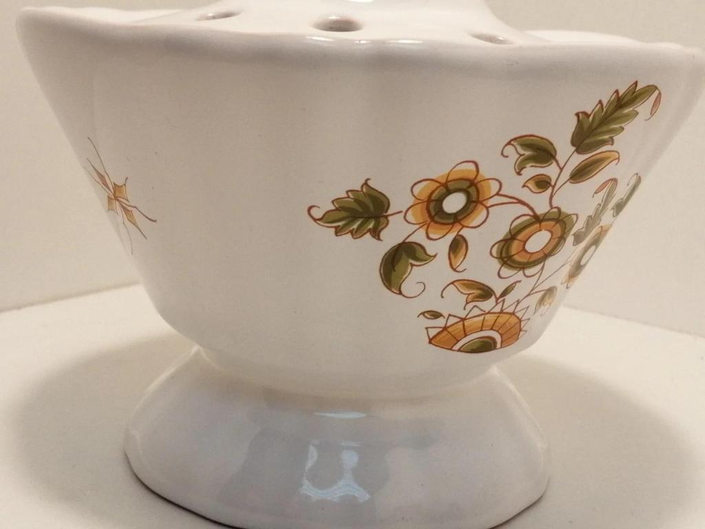 Ancien pique fleurs Décor Moustier Gf