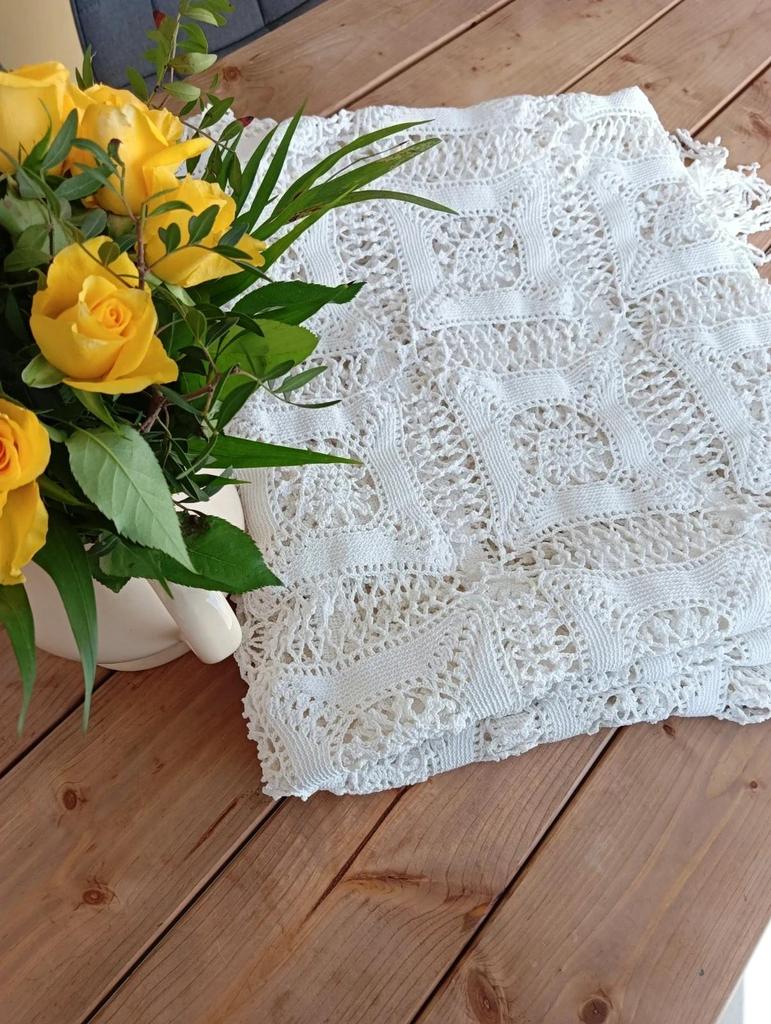 Très jolie ancienne nappe ou jetée de canapé