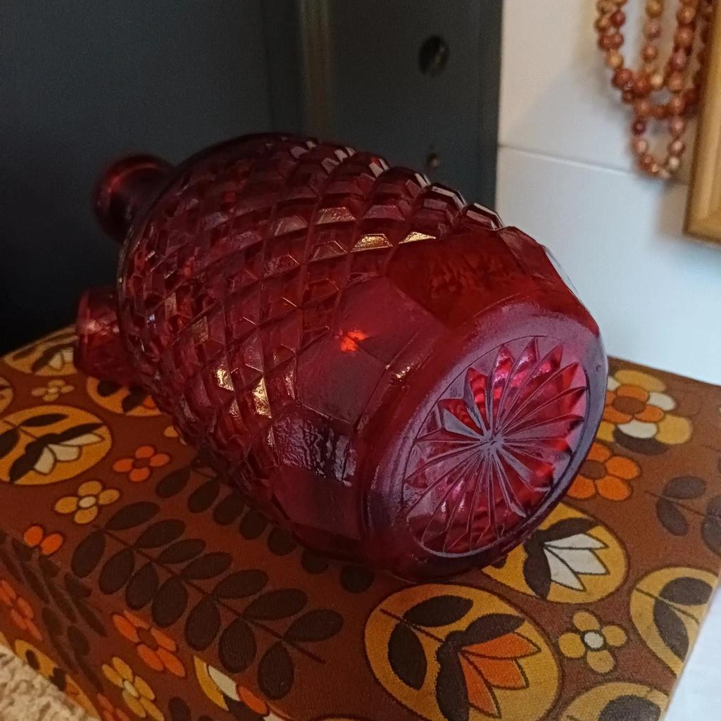 Très jolie ancienne carafe en verre rouge