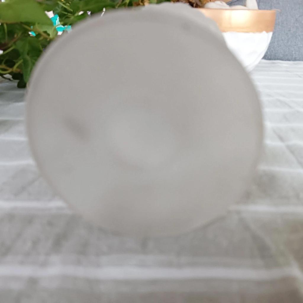 Très joli ancien vase en verre dépoli
