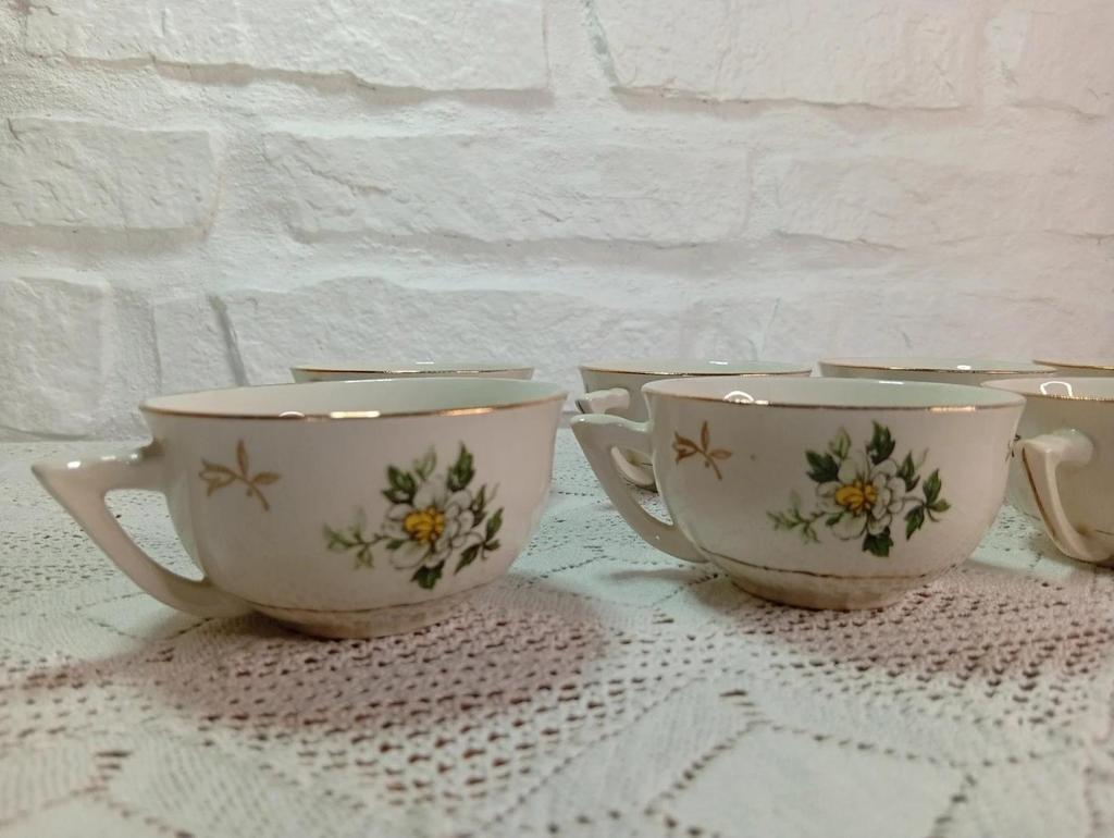 Très jolies tasses à café en porcelaine blanche