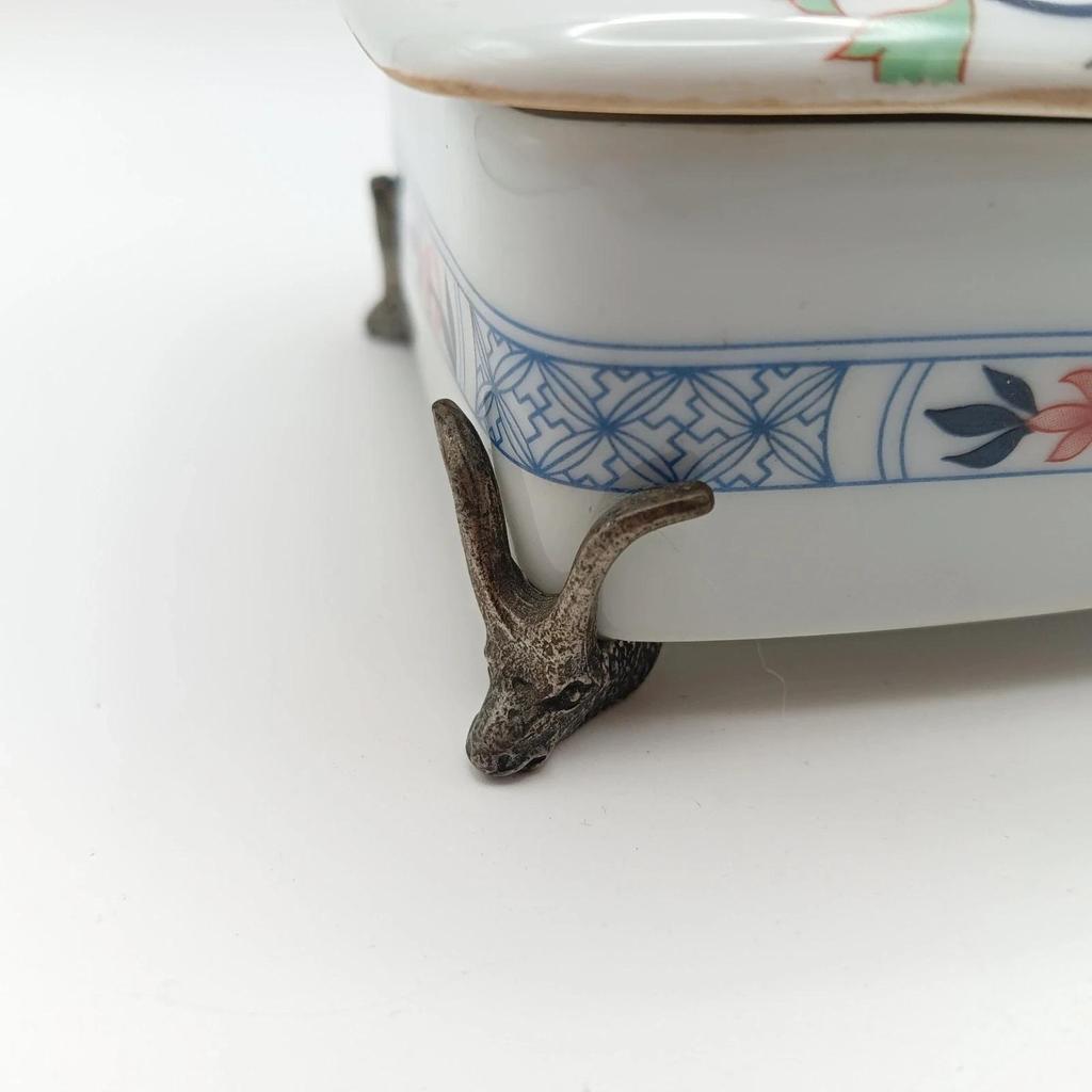Très jolie bonbonnière vintage en porcelaine sur 4 pieds en métal