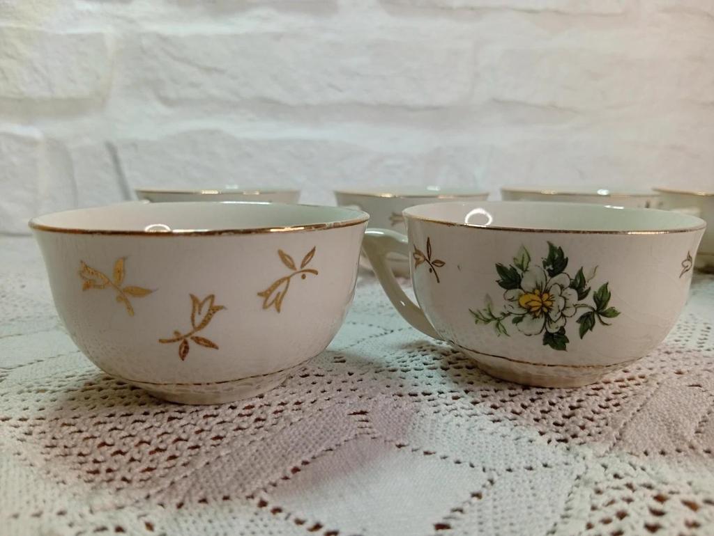 Très jolies tasses à café en porcelaine blanche