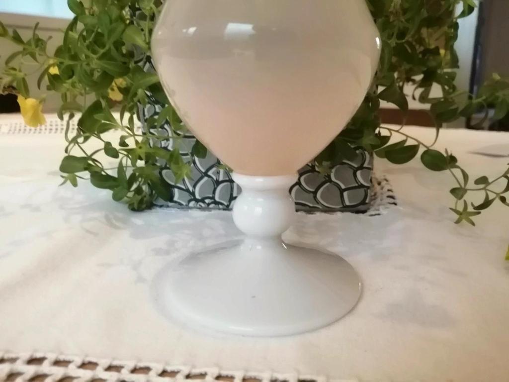 Ancien vase soliflore en opaline rose