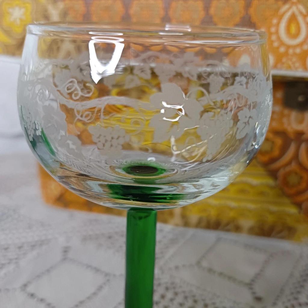Très jolis verres à vin ou liqueur vintage