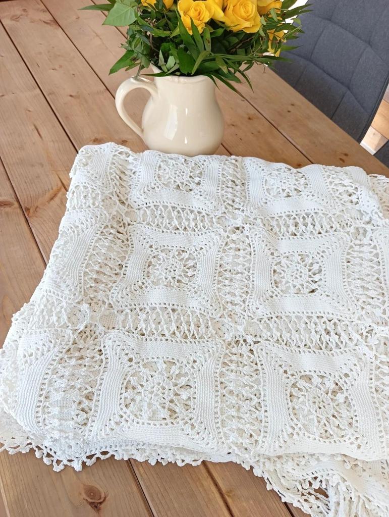 Très jolie ancienne nappe ou jetée de canapé