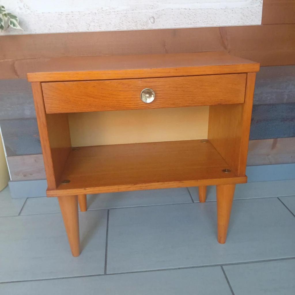 Très élégante table de chevet vintage