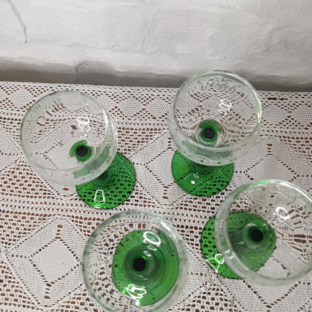 Très jolis verres à vin ou liqueur vintage