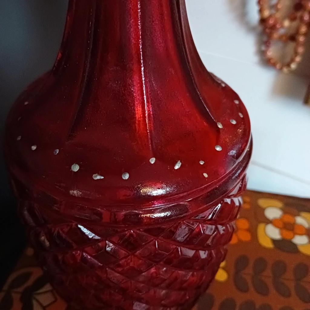 Très jolie ancienne carafe en verre rouge