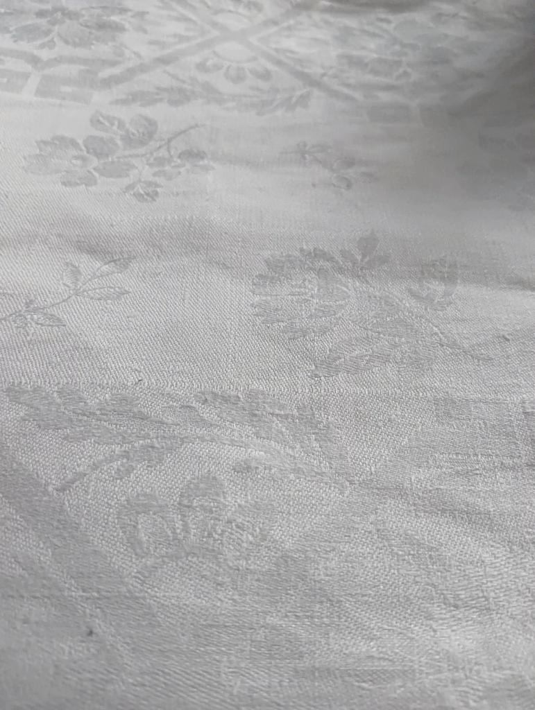 Ancienne nappe damassée avec monogramme