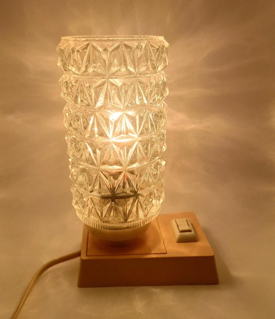 Très jolie petite lampe de chevet vintage verre ciselé