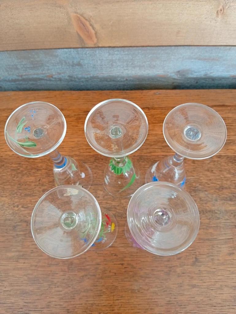 Très jolis verres à liqueur