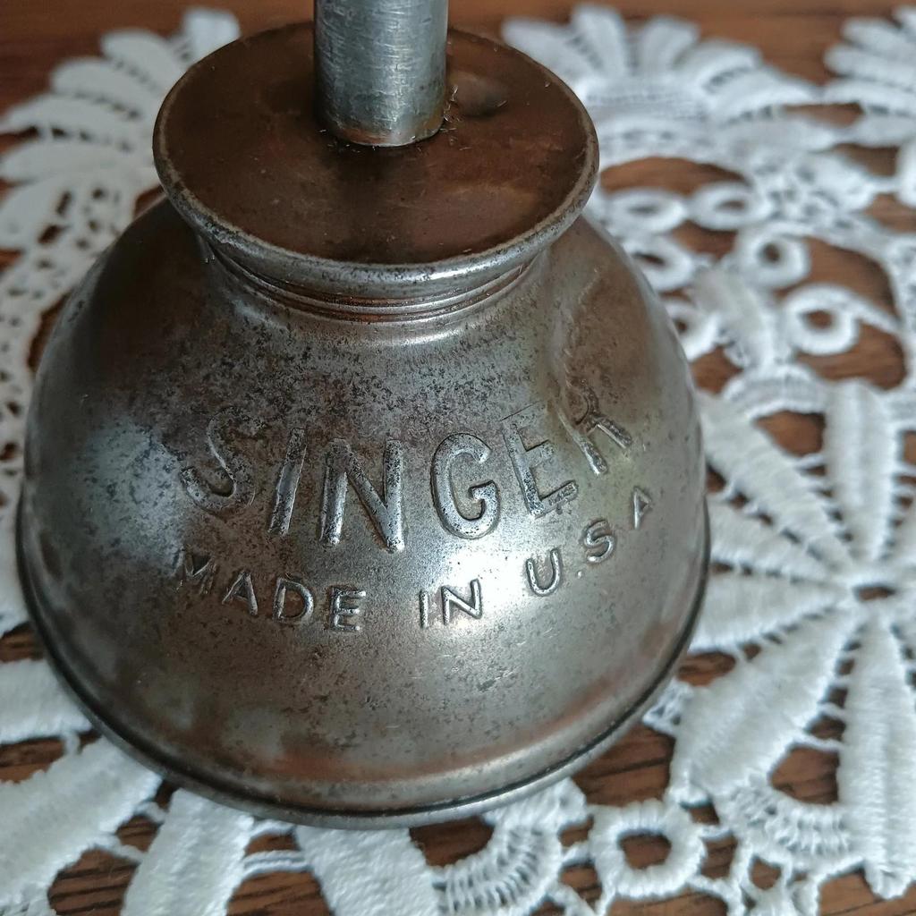 Très jolie ancienne grande burette à huile Singer