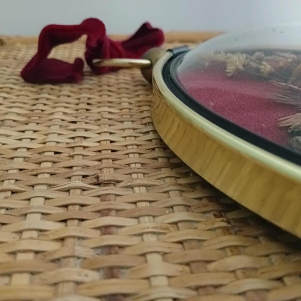 Très joli cadre vintage fleurs séchées verre bombé