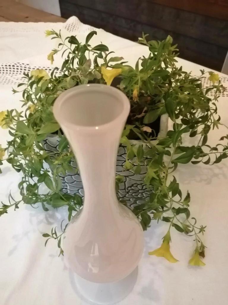 Ancien vase soliflore en opaline rose