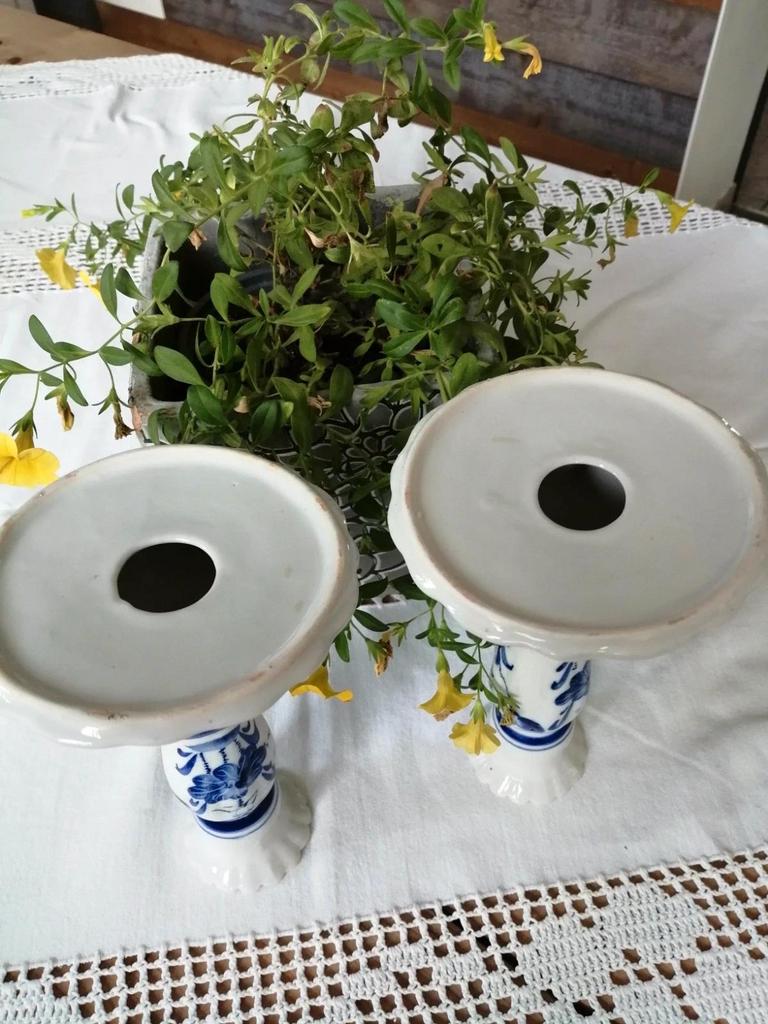 Ancienne paire de bougeoirs en faïence