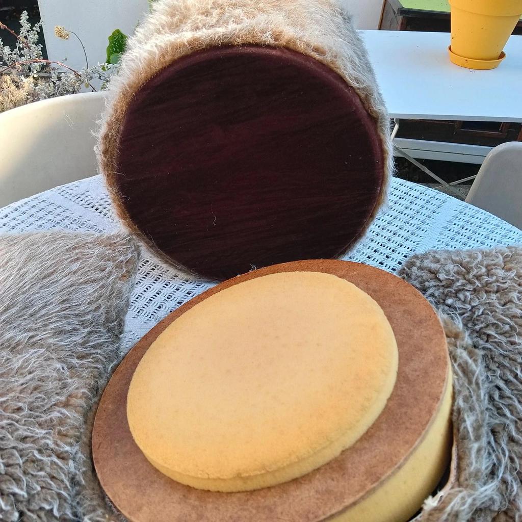 Très joli ensemble pouf et coussins fausse fourrure vintage