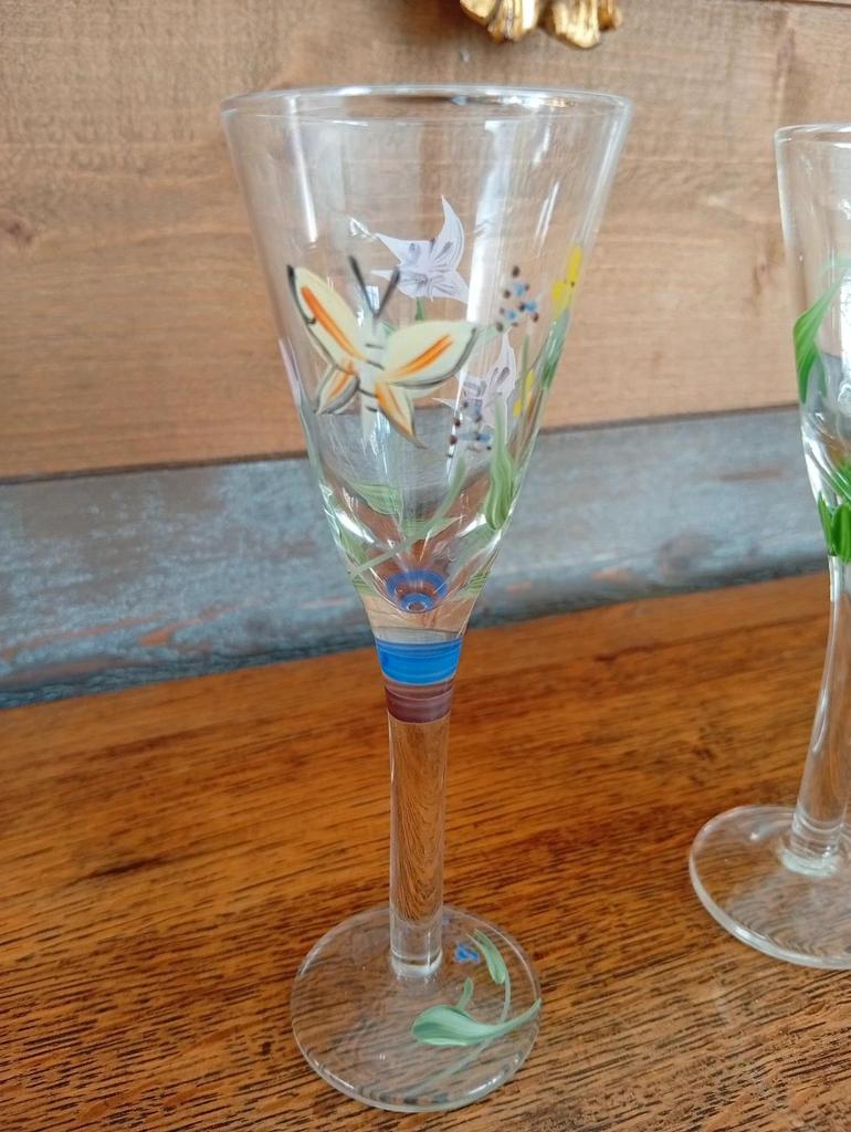 Très jolis verres à liqueur