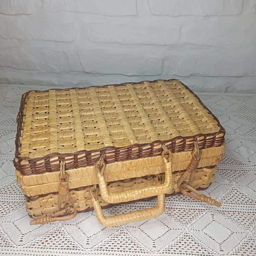 Très jolie valisette vintage en rotin et osier tressé
